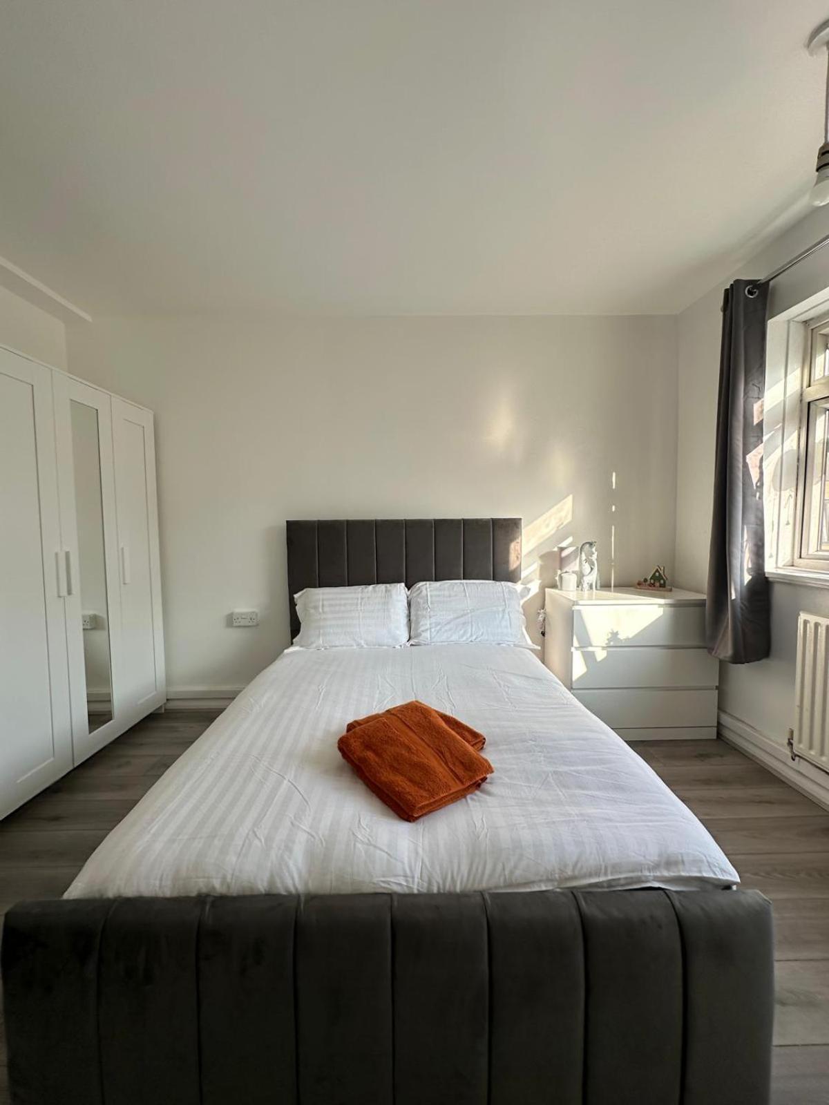 Modern Room In A 4 Bedroom Flat In London, Shared Bathroom! Exteriör bild