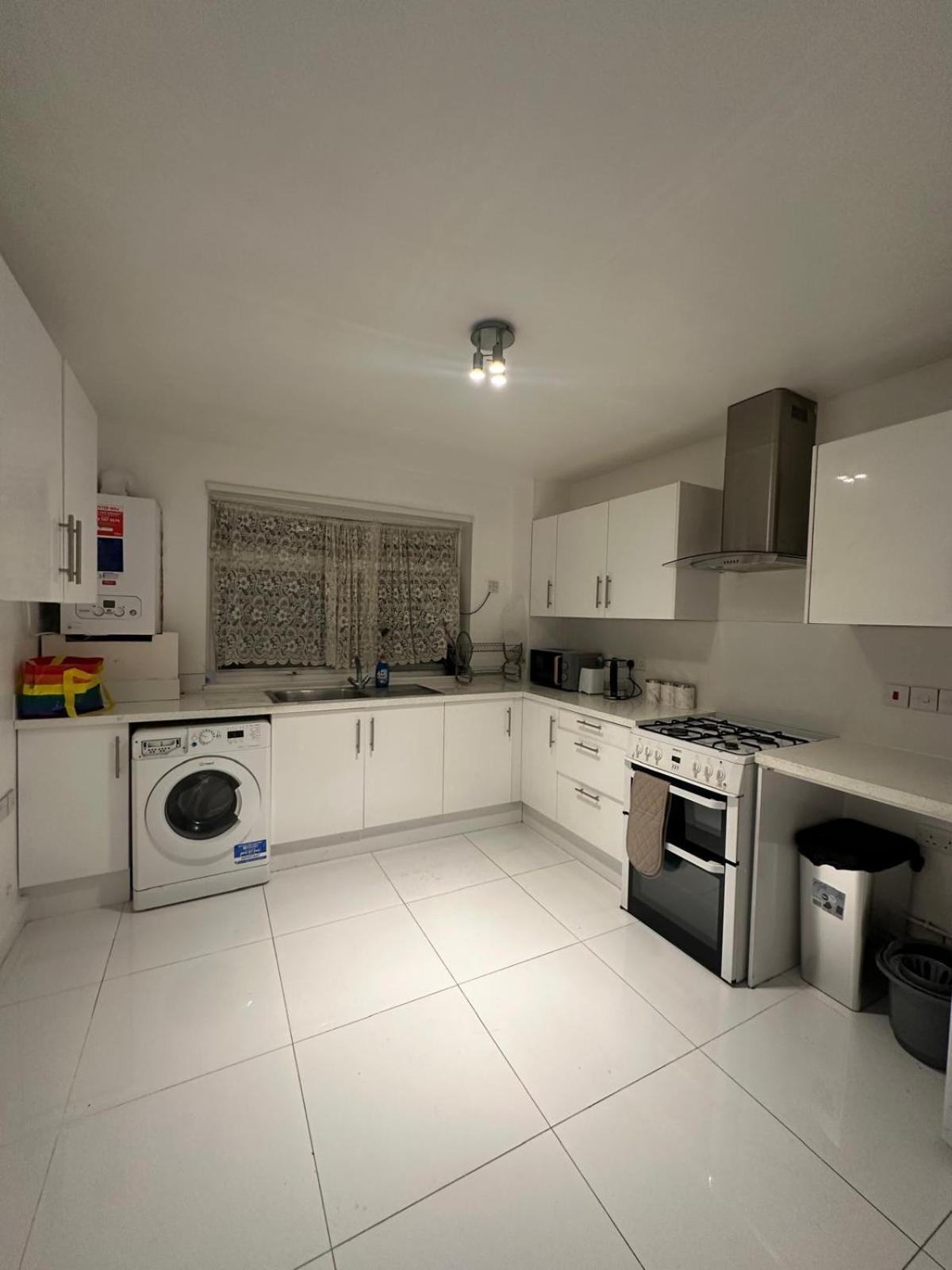 Modern Room In A 4 Bedroom Flat In London, Shared Bathroom! Exteriör bild