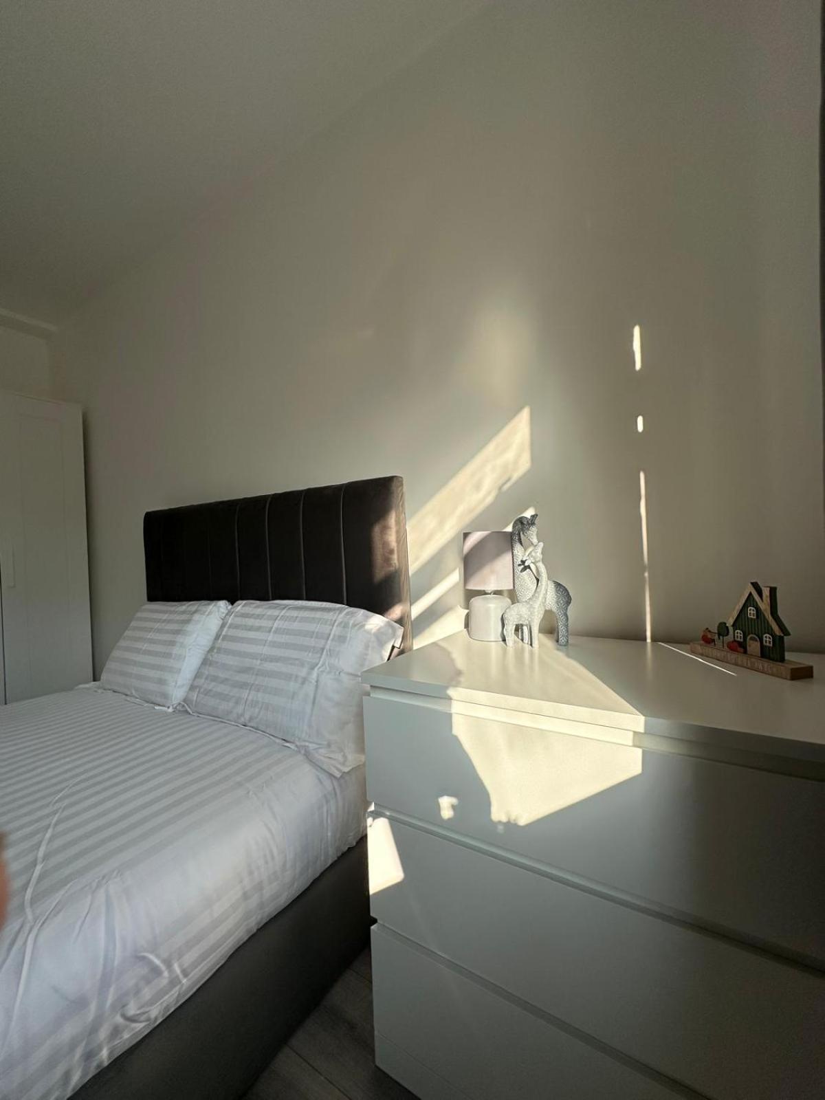 Modern Room In A 4 Bedroom Flat In London, Shared Bathroom! Exteriör bild
