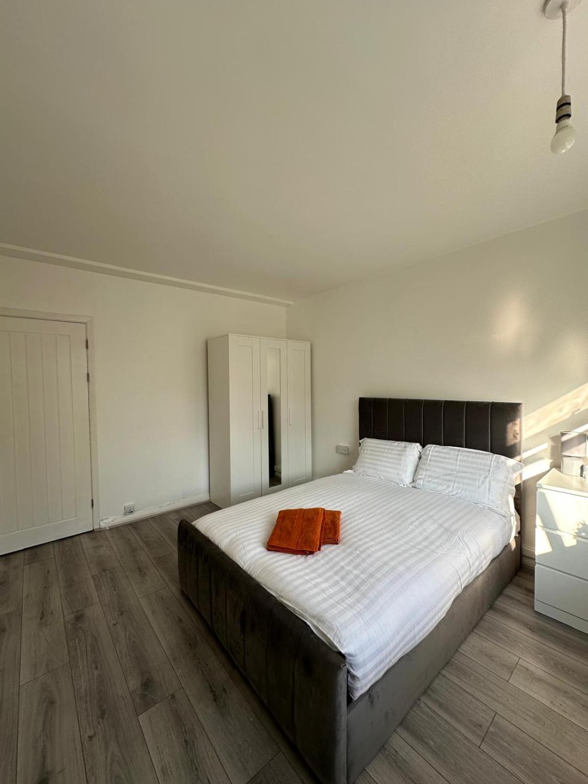 Modern Room In A 4 Bedroom Flat In London, Shared Bathroom! Exteriör bild